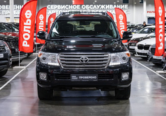 Подержанный автомобиль Toyota Land Cruiser Suv 2012 года (3 фото)