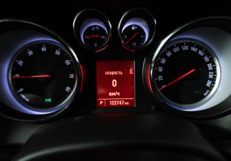 Подержанный автомобиль Opel Astra Hatchback 2012 года (12 фото)