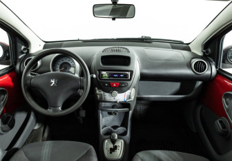 Подержанный автомобиль Peugeot 107 2008 года (13 фото)