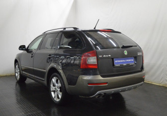 Подержанный автомобиль Skoda Octavia Wagon 2011 года (7 фото)