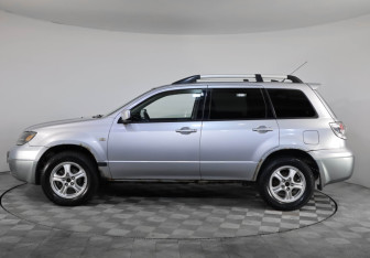 Подержанный автомобиль Mitsubishi Outlander 2004 года (8 фото)