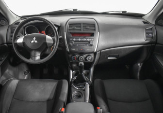 Подержанный автомобиль Mitsubishi ASX 2012 года (13 фото)