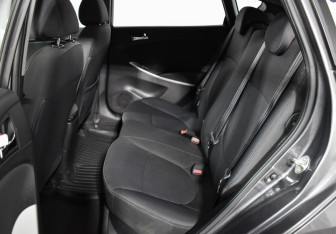 Подержанный автомобиль Hyundai Solaris Hatchback 2012 года (11 фото)