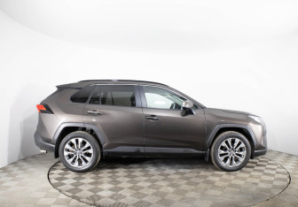 Подержанный автомобиль Toyota RAV4 2020 года (4 фото)