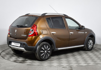 Подержанный автомобиль Renault Sandero 2013 года (5 фото)