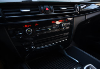 Подержанный автомобиль BMW X6 2015 года (14 фото)