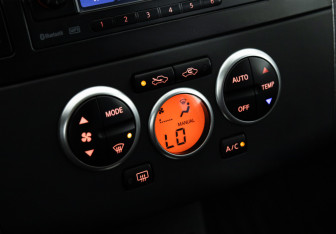 Подержанный автомобиль Nissan Tiida Hatchback 2010 года (17 фото)