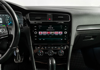 Подержанный автомобиль Volkswagen Golf R Hatchback 2019 года (18 фото)