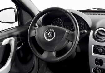 Подержанный автомобиль Renault Sandero 2014 года (14 фото)