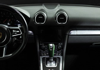 Подержанный автомобиль Porsche Cayman 2018 года (12 фото)