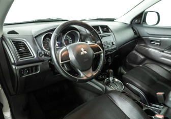 Подержанный автомобиль Mitsubishi ASX 2015 года (11 фото)