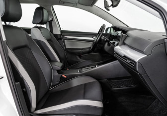 Подержанный автомобиль Volkswagen Golf Hatchback 2020 года (23 фото)