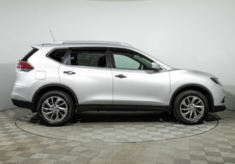 Подержанный автомобиль Nissan X-Trail 2015 года (4 фото)