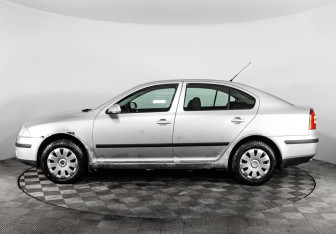 Подержанный автомобиль Skoda Octavia Liftback 2005 года (8 фото)