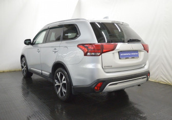 Подержанный автомобиль Mitsubishi Outlander 2019 года (7 фото)