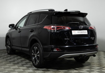 Подержанный автомобиль Toyota RAV4 2018 года (7 фото)