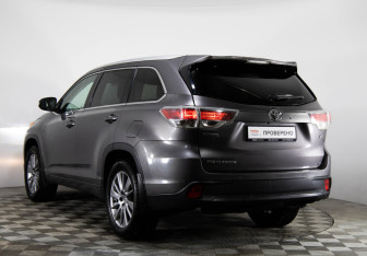 Подержанный автомобиль Toyota Highlander 2015 года (8 фото)