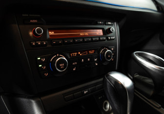 Подержанный автомобиль BMW X1 2014 года (16 фото)