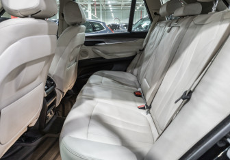 Подержанный автомобиль BMW X5 2015 года (16 фото)