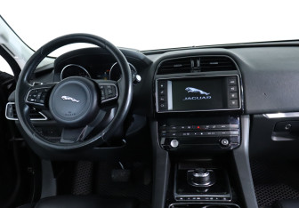 Подержанный автомобиль Jaguar F-Pace 2016 года (16 фото)