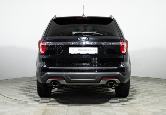 Подержанный автомобиль Ford Explorer 2018 года (6 фото)