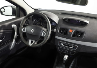 Подержанный автомобиль Renault Fluence 2010 года (8 фото)