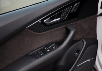 Подержанный автомобиль Audi Q7 2018 года (23 фото)
