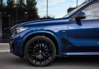 Подержанный автомобиль BMW X5 2023 года (11 фото)