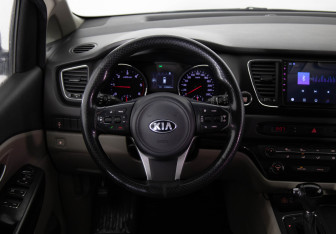 Подержанный автомобиль Kia Carnival 2016 года (10 фото)