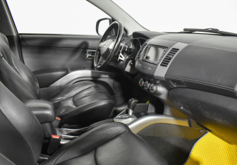 Подержанный автомобиль Mitsubishi Outlander 2011 года (13 фото)