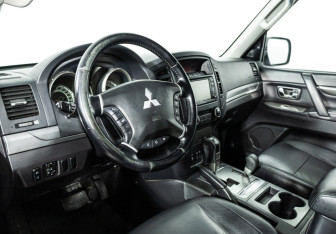 Подержанный автомобиль Mitsubishi Pajero 2010 года (11 фото)