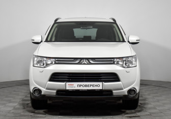 Подержанный автомобиль Mitsubishi Outlander 2013 года (2 фото)