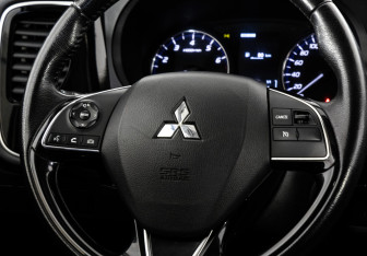 Подержанный автомобиль Mitsubishi Outlander 2018 года (11 фото)