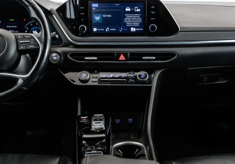 Подержанный автомобиль Hyundai Sonata 2020 года (13 фото)