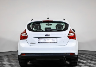 Подержанный автомобиль Ford Focus Hatchback 2013 года (6 фото)