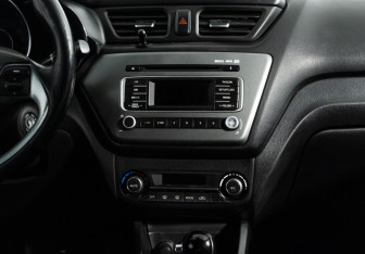 Подержанный автомобиль Kia Rio Sedan 2015 года (14 фото)