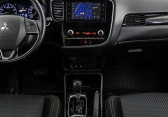 Подержанный автомобиль Mitsubishi Outlander 2021 года (13 фото)