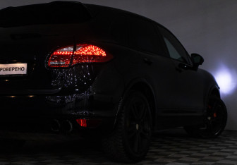 Подержанный автомобиль Porsche Cayenne 2013 года (25 фото)