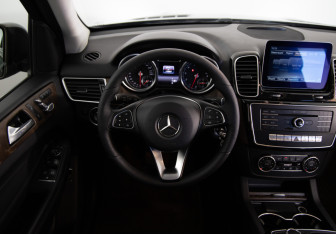 Подержанный автомобиль Mercedes-Benz GLE 2016 года (10 фото)