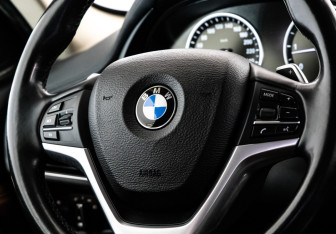 Подержанный автомобиль BMW X6 2017 года (12 фото)