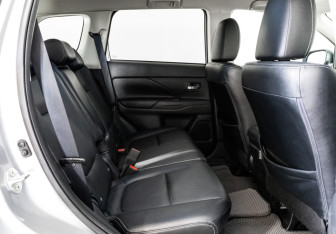 Подержанный автомобиль Mitsubishi Outlander 2013 года (16 фото)