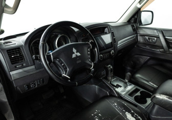 Подержанный автомобиль Mitsubishi Pajero 2011 года (11 фото)