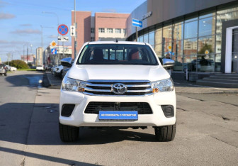 Подержанный автомобиль Toyota Hilux 2021 года (2 фото)