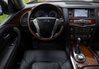 Подержанный автомобиль Infiniti QX80 2017 года (11 фото)
