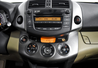 Подержанный автомобиль Toyota RAV4 2011 года (17 фото)