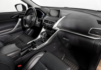 Подержанный автомобиль Mitsubishi Eclipse Cross 2018 года (13 фото)