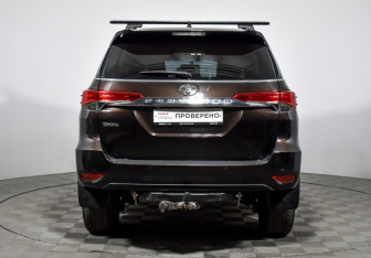 Подержанный автомобиль Toyota Fortuner 2018 года (6 фото)