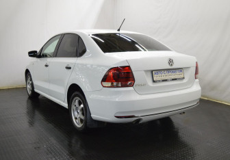 Подержанный автомобиль Volkswagen Polo Sedan 2016 года (7 фото)