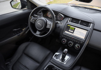 Подержанный автомобиль Jaguar E-Pace 2019 года (10 фото)