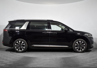 Подержанный автомобиль Kia Carnival 2021 года (4 фото)
